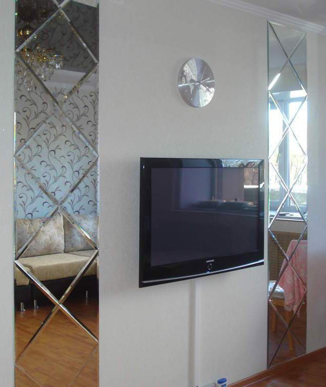 зеркальная плитка в гостиной с телевизором интерьере